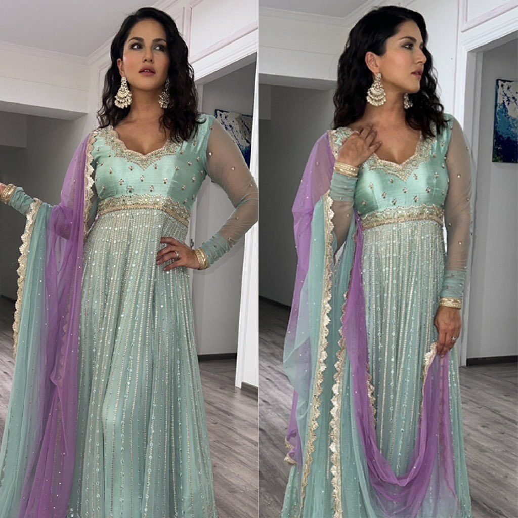 Sunny leone : నవరాత్రి నైట్స్ కోసం ఆ డ్రెస్ వేసుకున్న బోల్డ్ స్టార్ 5 sunny-leone-traditional-latest-glamours-looks-trending