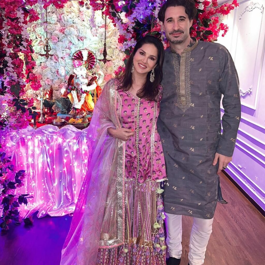 Sunny leone : నవరాత్రి నైట్స్ కోసం ఆ డ్రెస్ వేసుకున్న బోల్డ్ స్టార్ 3 sunny-leone-traditional-latest-glamours-looks-trending