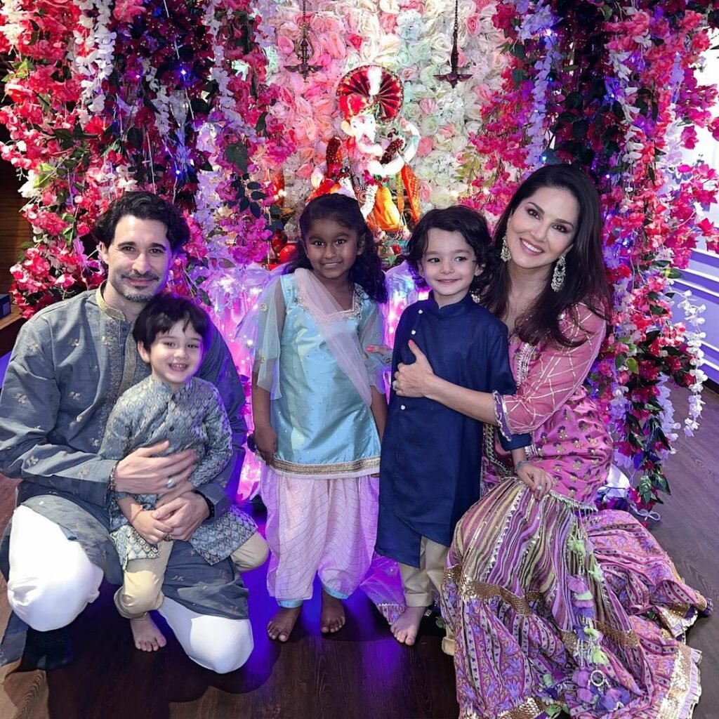 Sunny leone : నవరాత్రి నైట్స్ కోసం ఆ డ్రెస్ వేసుకున్న బోల్డ్ స్టార్ 4 sunny-leone-traditional-latest-glamours-looks-trending
