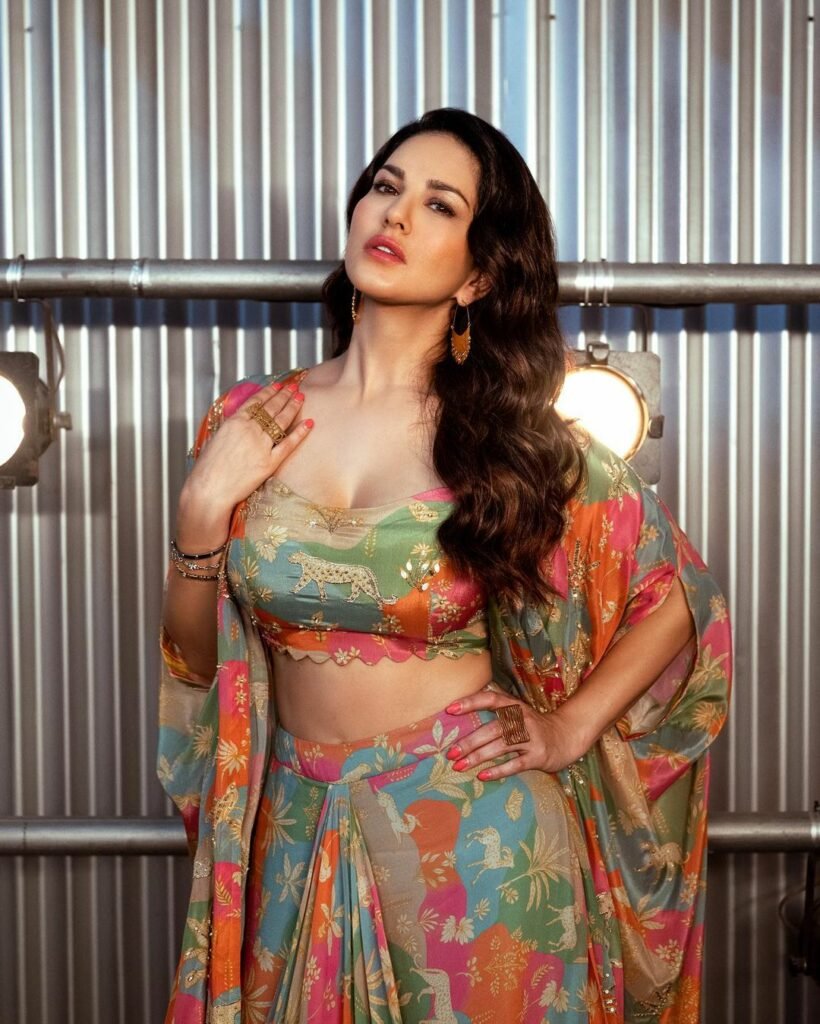 Sunny leone : నవరాత్రి నైట్స్ కోసం ఆ డ్రెస్ వేసుకున్న బోల్డ్ స్టార్ 2 sunny-leone-traditional-latest-glamours-looks-trending