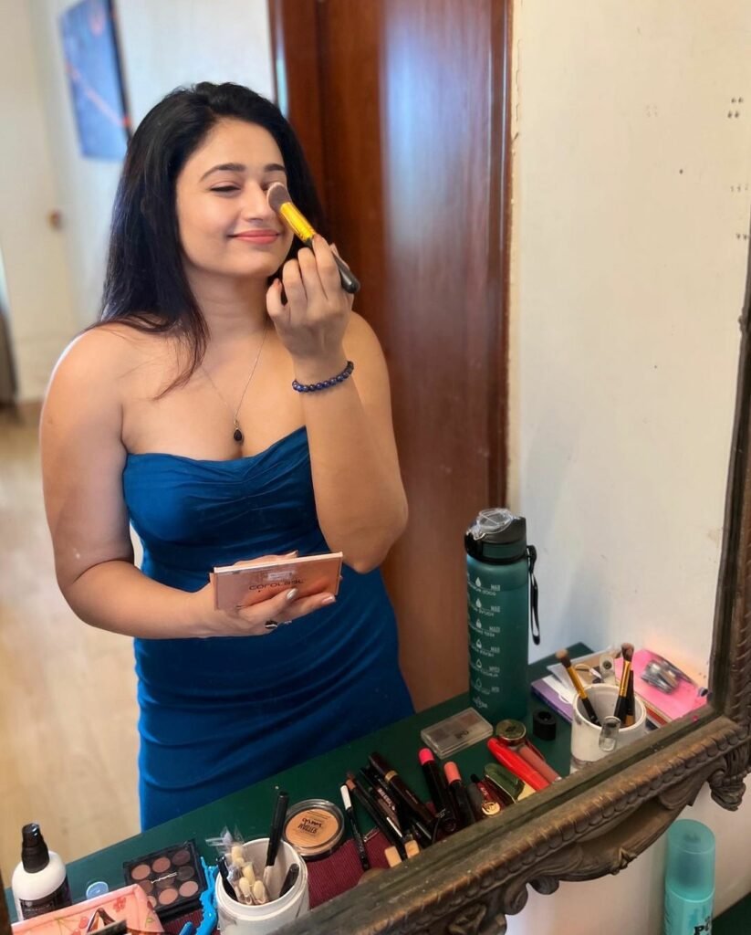 Poonam Bajwa : అద్దం ముందు ఆ పనేంటని అంటున్న నెటిజన్లు poonam-bajwa-trending-makeup-stills-on-social-media
