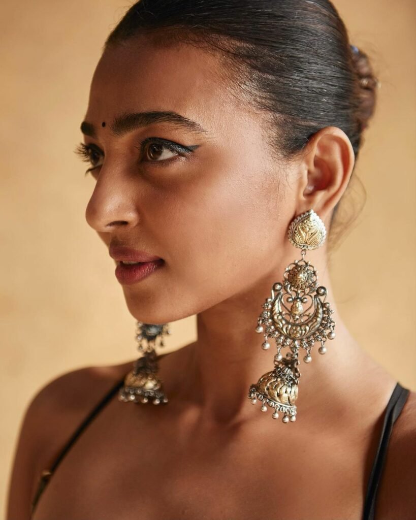 Radhika Apte : అమ్మబాబోయ్ దాగనంటున్న అందాలు...ఆలా చూస్తే కుర్రాళ్ళు మాటాషు radhika-apte-trendy-outfit-for-vikram-vedha-promotions
