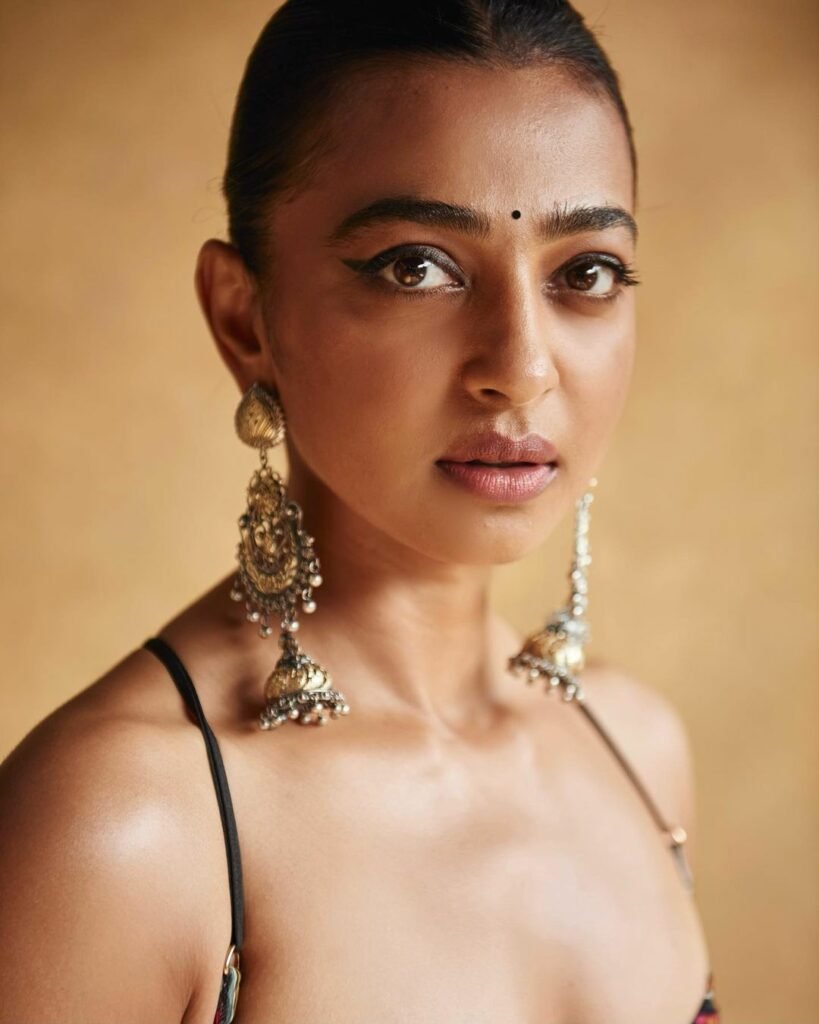 Radhika Apte : అమ్మబాబోయ్ దాగనంటున్న అందాలు...ఆలా చూస్తే కుర్రాళ్ళు మాటాషు radhika-apte-trendy-outfit-for-vikram-vedha-promotions
