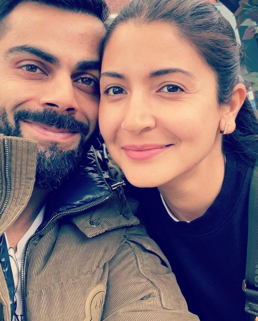 Virushka : రోడ్ సైడ్ కేఫ్ లో కాఫీ.. క్యూట్ కపుల్ ఫుల్లు ఖుషి virushka-cute-couple-enjoying-at-a-roadside-cafe-in-uk