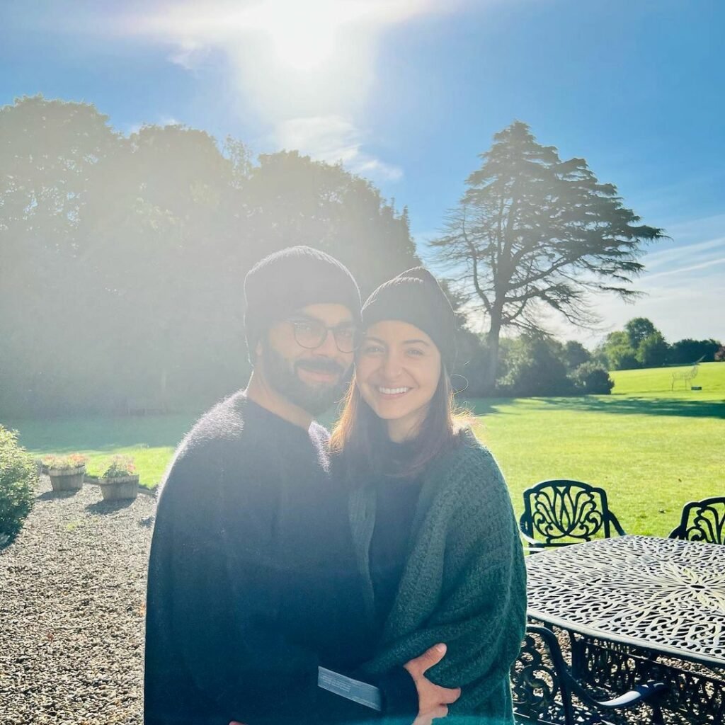 Virushka : రోడ్ సైడ్ కేఫ్ లో కాఫీ.. క్యూట్ కపుల్ ఫుల్లు ఖుషి virushka-cute-couple-enjoying-at-a-roadside-cafe-in-uk