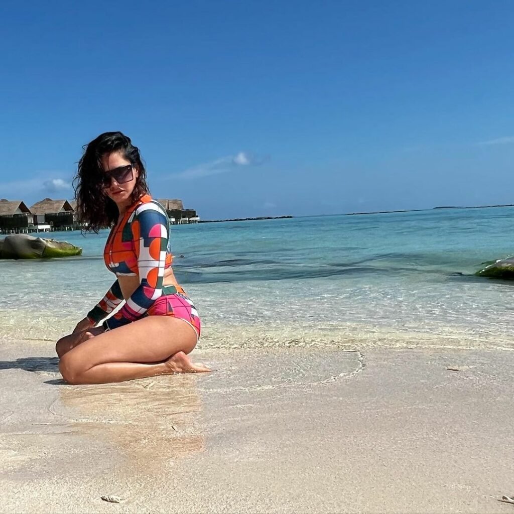 Sunny Leone : ఆ భంగిమలతో ఎం చేద్దామని...ఈ అందాల దాడి ఆగదా sunny-leone-trending-maldivis-photo-shoot-in-instagram