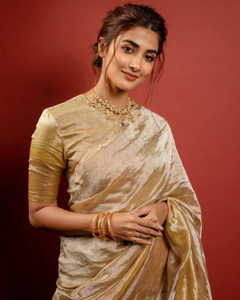 Pooja Hegde : జీన్స్ మీద జాకెట్టు...బుట్టబొమ్మ కాంబినేషన్ అదుర్స్ pooja-hegde-glamours-trendy-stills-on-social-media