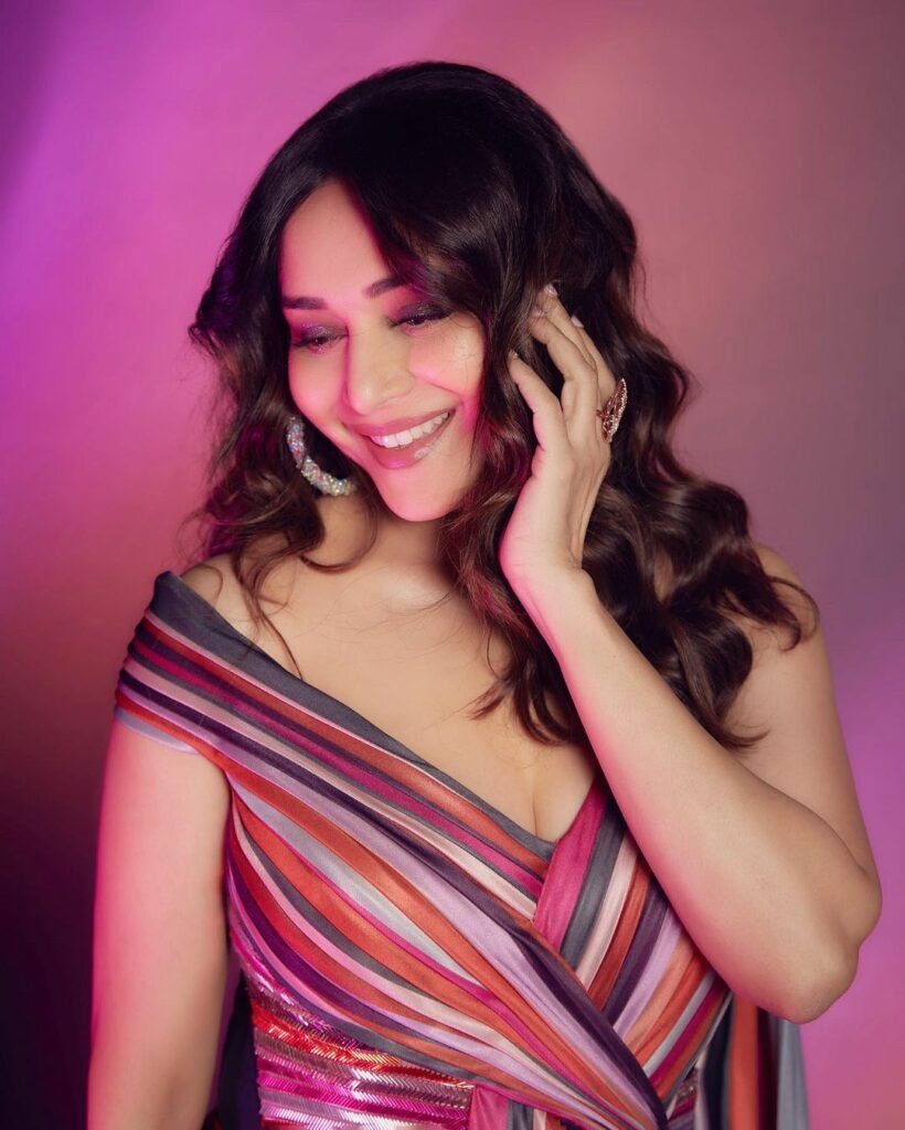 Madhuri Dixit : లేటు వయసులో ఘాటు అందాలు...క్లీవేజ్ షో చేస్తున్న అలనాటి బ్యూటీ madhuri-dixit-latest-glamours-stills-trending
