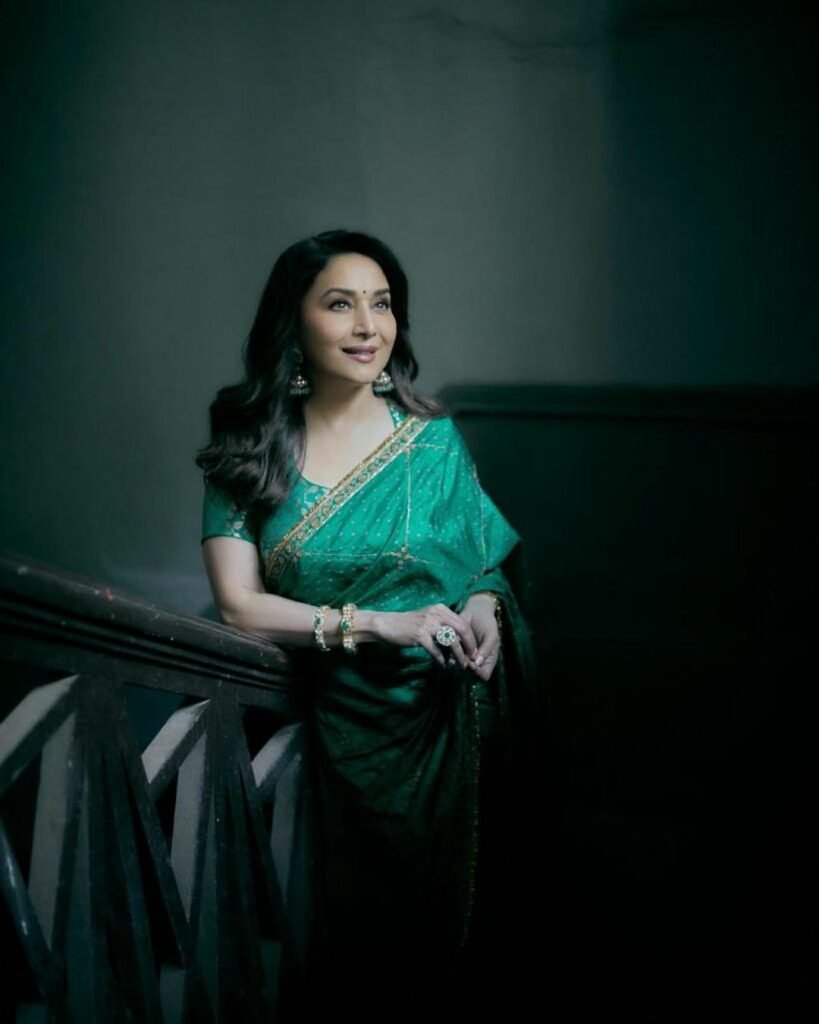 Madhuri Dixit : లేటు వయసులో ఘాటు అందాలు...క్లీవేజ్ షో చేస్తున్న అలనాటి బ్యూటీ 5 madhuri-dixit-latest-glamours-stills-trending