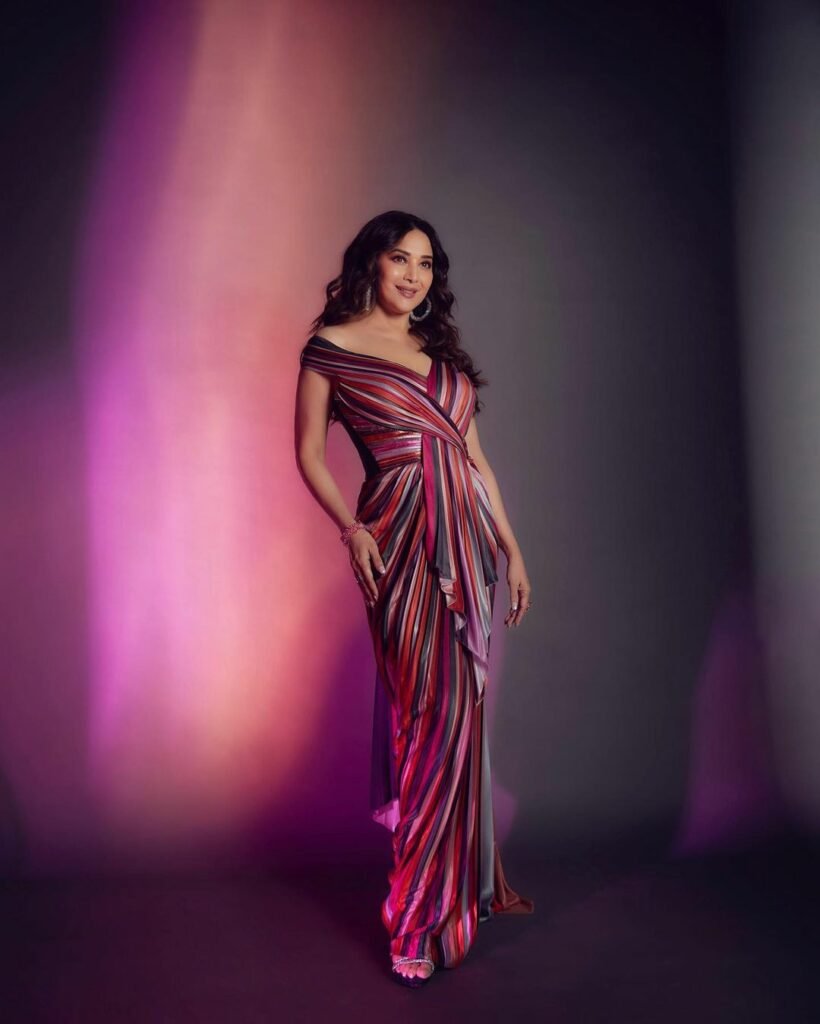 Madhuri Dixit : లేటు వయసులో ఘాటు అందాలు...క్లీవేజ్ షో చేస్తున్న అలనాటి బ్యూటీ madhuri-dixit-latest-glamours-stills-trending