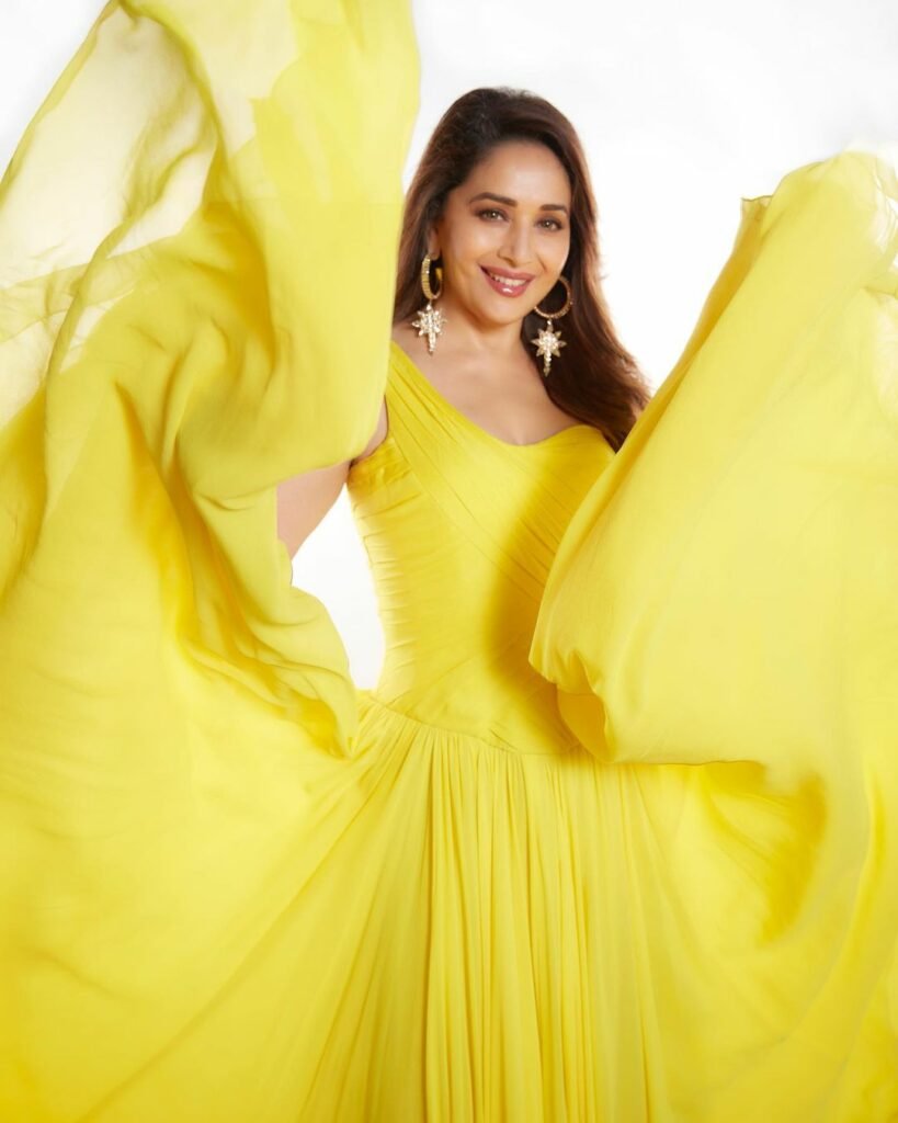 Madhuri Dixit : లేటు వయసులో ఘాటు అందాలు...క్లీవేజ్ షో చేస్తున్న అలనాటి బ్యూటీ 2 madhuri-dixit-latest-glamours-stills-trending