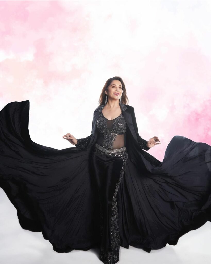 Madhuri Dixit : లేటు వయసులో ఘాటు అందాలు...క్లీవేజ్ షో చేస్తున్న అలనాటి బ్యూటీ 3 madhuri-dixit-latest-glamours-stills-trending