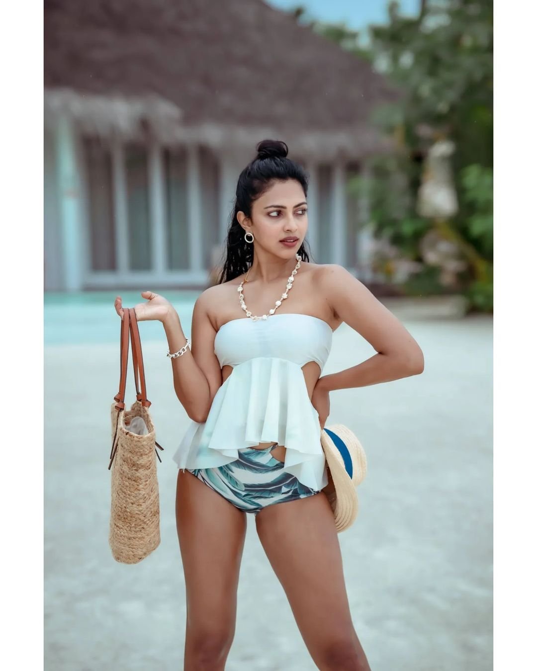 Amala Paul : చలికాలంలో చెమటలు... మాల్దీవ్స్లో ఆ పని చేస్తున్న కేరళా బ్యూటీ 5 amala-paul-latest-trending-glamours-photo-shoot-pics-at-maldives