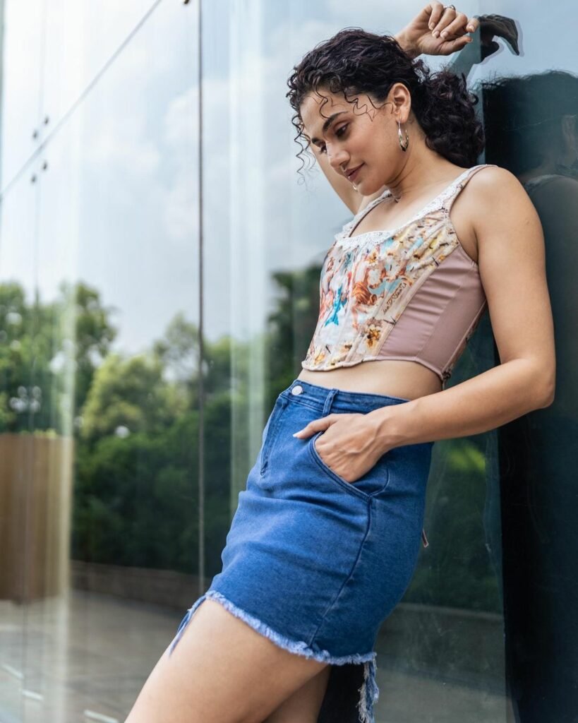 Taapsee Pannu : మత్తెక్కించే అందాలతో మెస్మరైజ్ చేస్తున్న ఢిల్లీ బ్యూటీ taapsee-pannu-latest-photoshoot-pics-trending-social-media