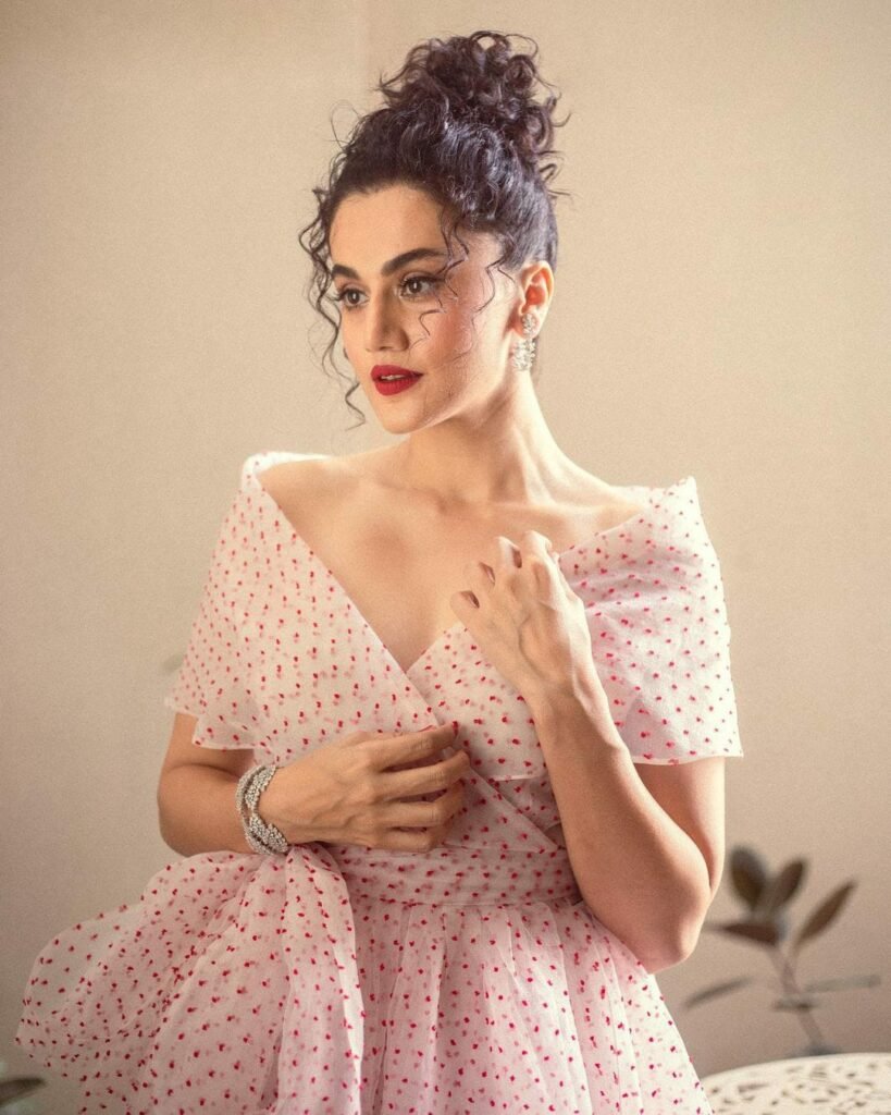 Taapsee Pannu : మత్తెక్కించే అందాలతో మెస్మరైజ్ చేస్తున్న ఢిల్లీ బ్యూటీ 4 taapsee-pannu-latest-photoshoot-pics-trending-social-media