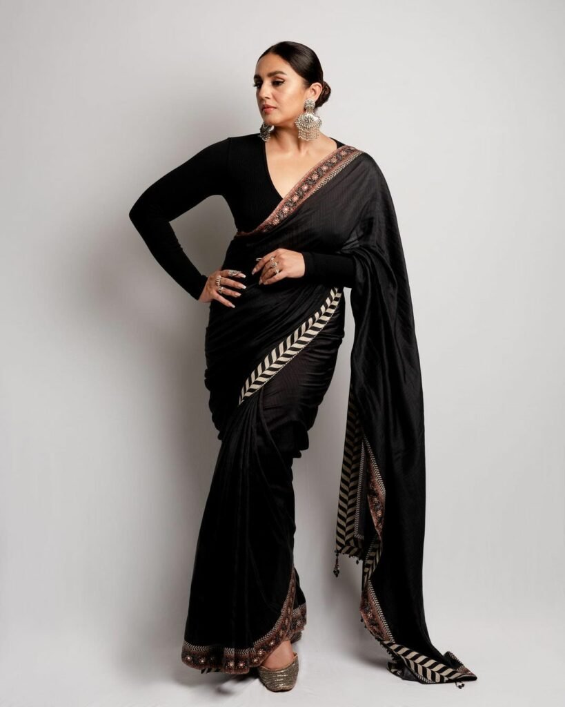 Huma Qureshi : ఈ చీర ధర రూ.37 వేలు..ప్రత్యేకత ఏమిటో తెలుసా ? 3 huma-qureshi-classic-black-out-fit-for-awards-function