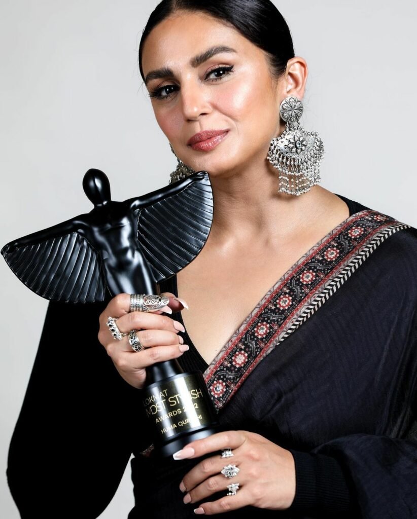 Huma Qureshi : ఈ చీర ధర రూ.37 వేలు..ప్రత్యేకత ఏమిటో తెలుసా ? 2 huma-qureshi-classic-black-out-fit-for-awards-function