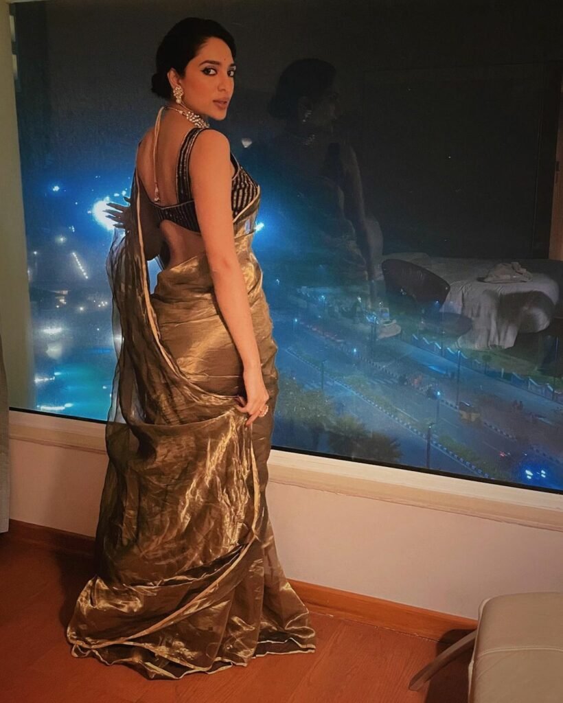 Sobhita Dhulipala : మాయ చేస్తున్న మణిరత్నం హీరోయిన్ 4 sobhita-dhulipala-trending-latest-glamours-black-saree-photos