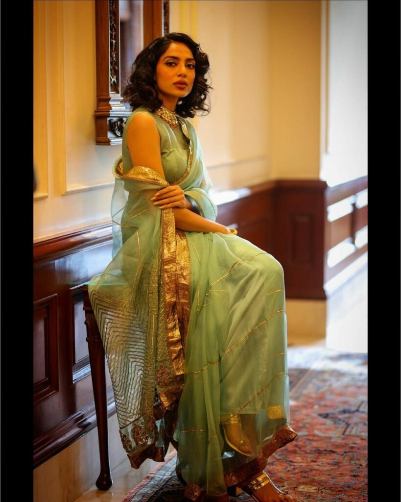 Sobhita Dhulipala : మాయ చేస్తున్న మణిరత్నం హీరోయిన్ 3 sobhita-dhulipala-trending-latest-glamours-black-saree-photos