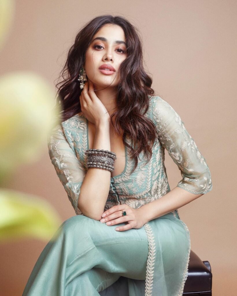Janhavi Kapoor : ఇంటర్నెట్ ను షేక్ చేస్తున్న హాట్ పిక్స్ 4 janhavi-kapoor-trending-latest-glamours-pics-in-internet