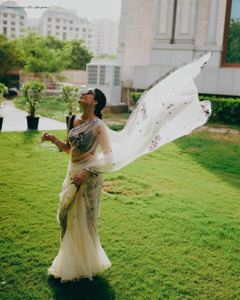 Sobhita Dhulipala : మాయ చేస్తున్న మణిరత్నం హీరోయిన్ 2 sobhita-dhulipala-trending-latest-glamours-black-saree-photos