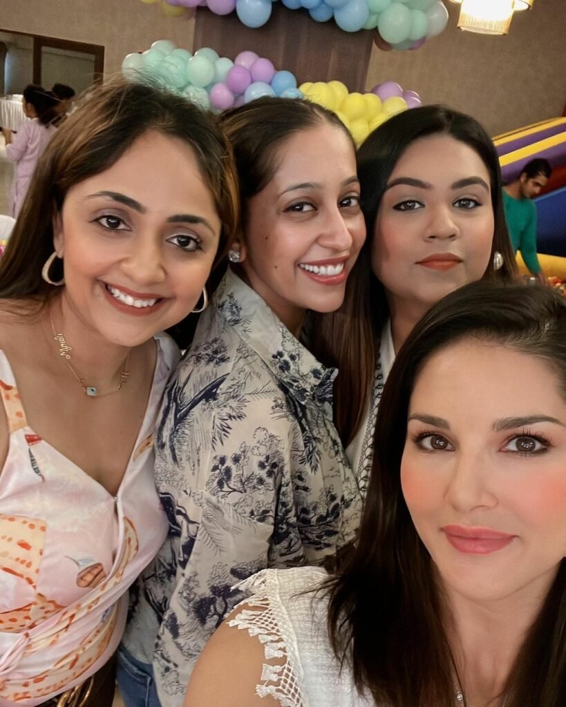 Sunny Leone : బోల్డ్ స్టారే ఆ పనిలో సూపర్ స్టార్ 7 sunny-leone-trending-candid-photos-of-sunny-leone-daughter-birthday