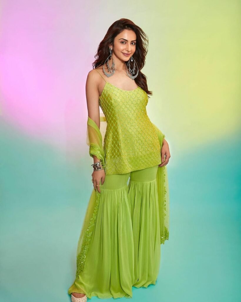 Rakul preet Singh : హాట్ లుక్స్ అదుర్స్ అంటున్న కుర్రకారు 2 rakul-preet-singh-glamours-looks-in-festive-outfit