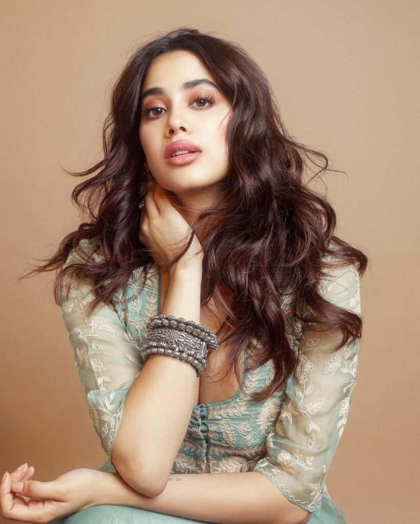 Janhavi Kapoor : ఇంటర్నెట్ ను షేక్ చేస్తున్న హాట్ పిక్స్ 2 janhavi-kapoor-trending-latest-glamours-pics-in-internet