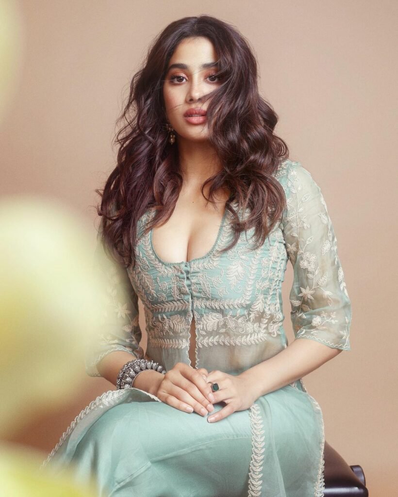 Janhavi Kapoor : ఇంటర్నెట్ ను షేక్ చేస్తున్న హాట్ పిక్స్ 3 janhavi-kapoor-trending-latest-glamours-pics-in-internet