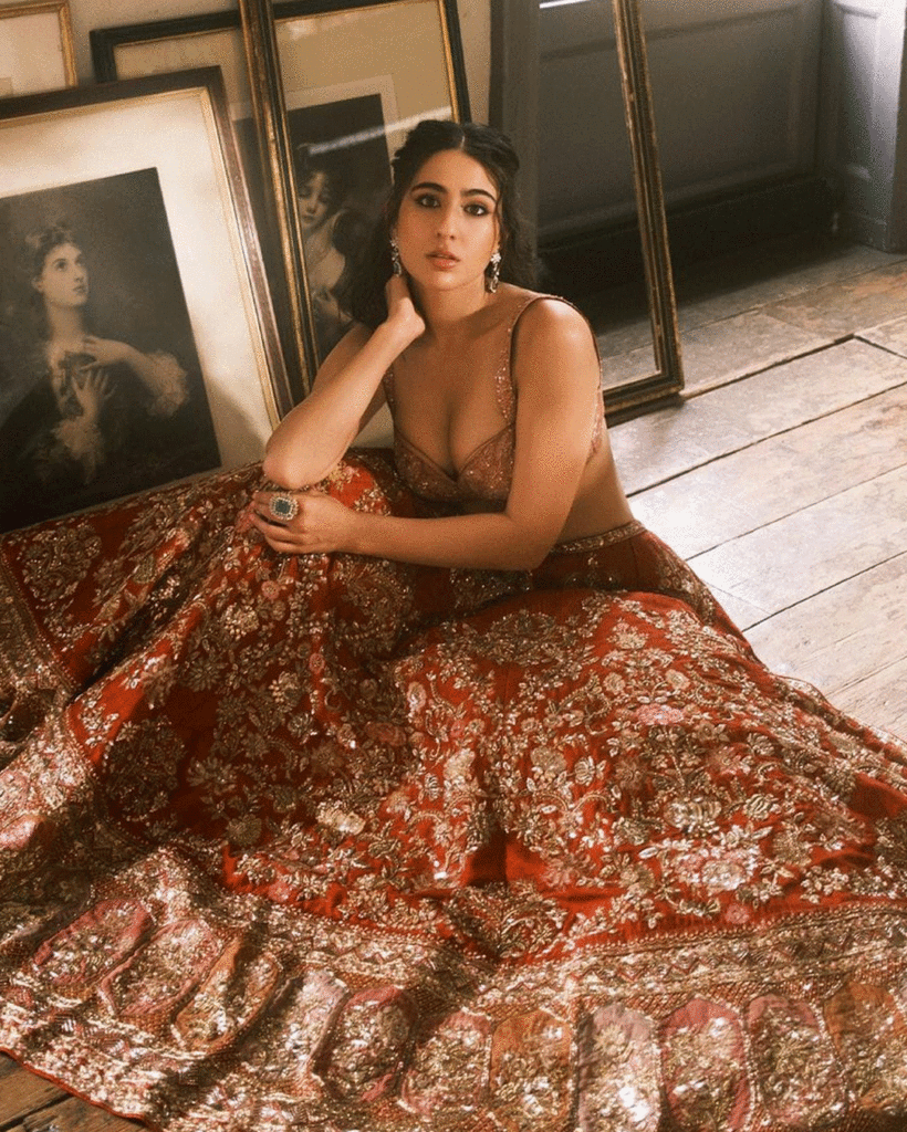Sara Ali Khan : చిరిగిన జీన్స్..చింపిరి జుట్టు..అయినా లుక్కు సూపర్ హిట్టు sara-ali-khan-trending-latest-denim-jeans-outfit-photo-shoot-pics