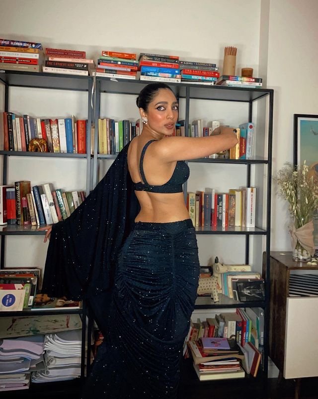 Sobhita Dhulipala : మాయ చేస్తున్న మణిరత్నం హీరోయిన్ sobhita-dhulipala-trending-latest-glamours-black-saree-photos