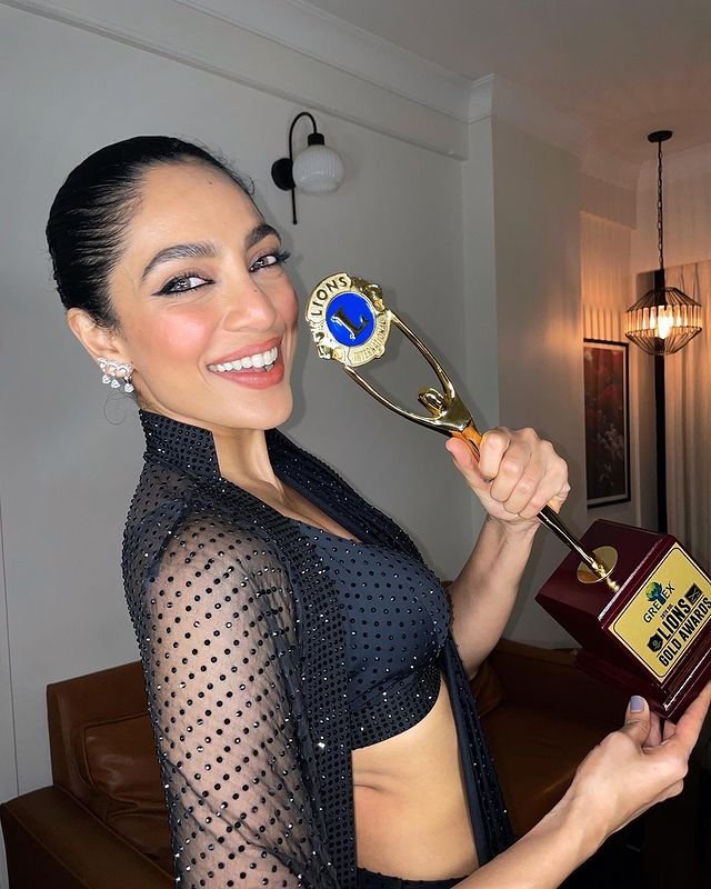 Sobhita Dhulipala : మాయ చేస్తున్న మణిరత్నం హీరోయిన్ sobhita-dhulipala-trending-latest-glamours-black-saree-photos