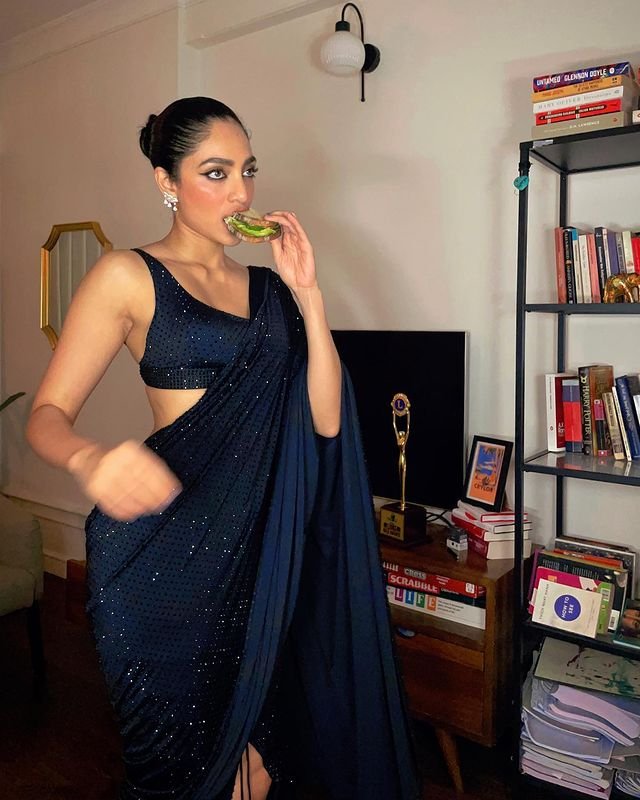 Sobhita Dhulipala : మాయ చేస్తున్న మణిరత్నం హీరోయిన్ sobhita-dhulipala-trending-latest-glamours-black-saree-photos