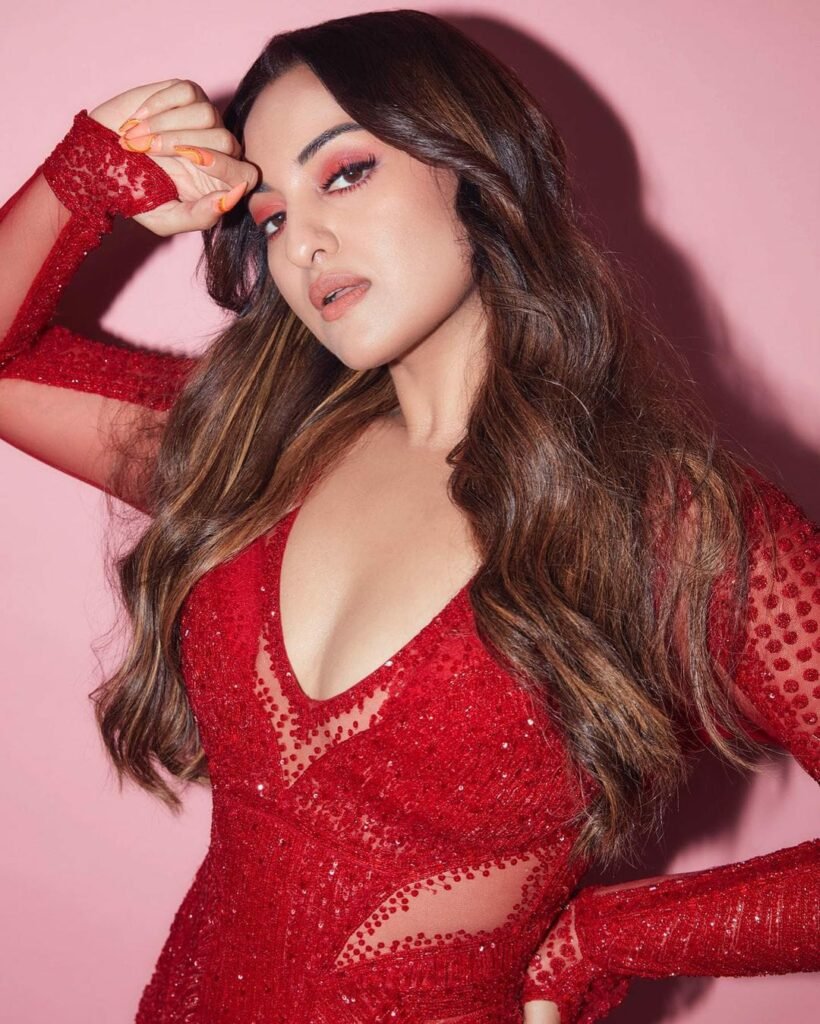 Sonakshi Sinha : రజనీకాంత్ హీరోయిన్ ఆ విషయంలో వెరీ పెర్ఫెక్ట్ sonakshi-sinha-latest-glamours-trending-stilss