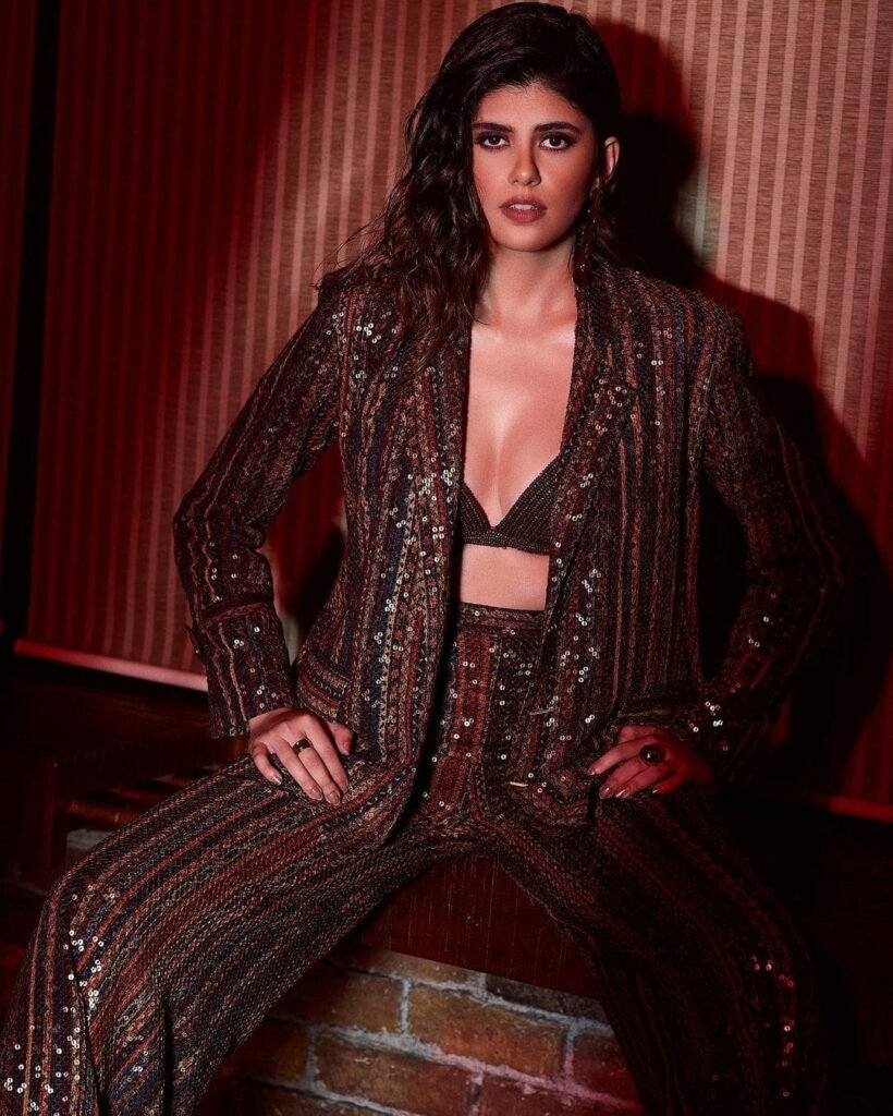 Sanjana Sanghi : బోల్డ్ ఫోటో షూట్ తో మైండ్ బ్లాక్ చేస్తున్న బ్యూటీ sanjana-sanghi-trending-glamours-photo-shoot-pics