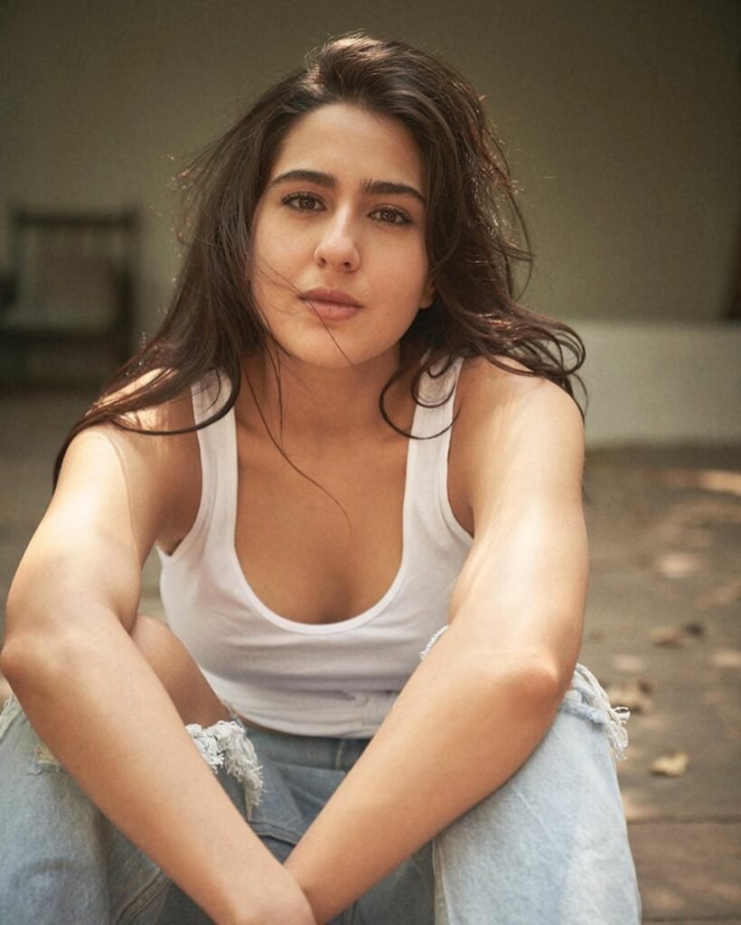 Sara Ali Khan : చిరిగిన జీన్స్..చింపిరి జుట్టు..అయినా లుక్కు సూపర్ హిట్టు sara-ali-khan-trending-latest-denim-jeans-outfit-photo-shoot-pics