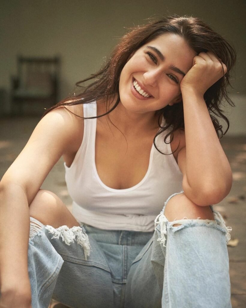 Sara Ali Khan : చిరిగిన జీన్స్..చింపిరి జుట్టు..అయినా లుక్కు సూపర్ హిట్టు sara-ali-khan-trending-latest-denim-jeans-outfit-photo-shoot-pics