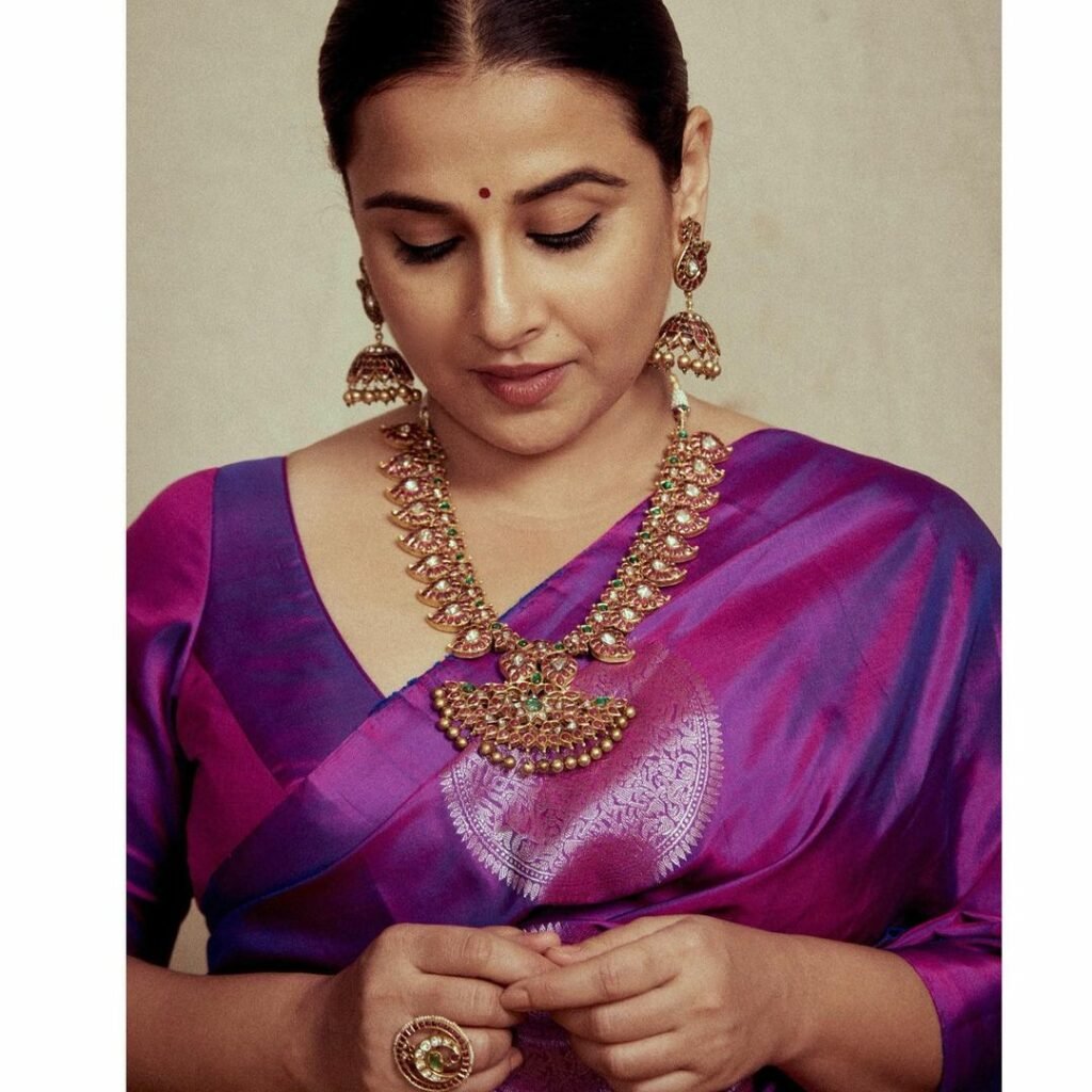 Vidya Balan : డర్టీ పిక్చర్లో అలా..ఇప్పుడు ఇలా ఆమె రూటే సపరేటు vidya-balan-trending-glamours-traditional-ethnic-silk-saree-pics