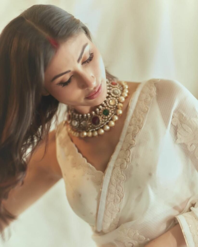 Mouni Roy : చీరకట్టుతో చంపేస్తోన్న బ్రహ్మాస్త్ర బ్యూటీ mouni-roy-elegance-and-grace-in-sheer-white-saree
