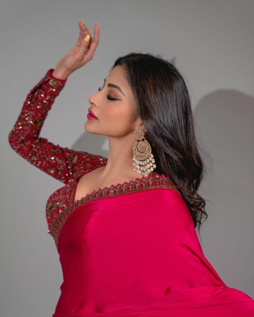 Mouni Roy : చీరకట్టుతో చంపేస్తోన్న బ్రహ్మాస్త్ర బ్యూటీ mouni-roy-elegance-and-grace-in-sheer-white-saree