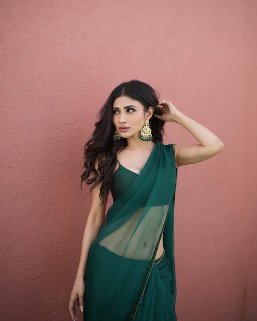 Mouni Roy : చీరకట్టుతో చంపేస్తోన్న బ్రహ్మాస్త్ర బ్యూటీ mouni-roy-elegance-and-grace-in-sheer-white-saree