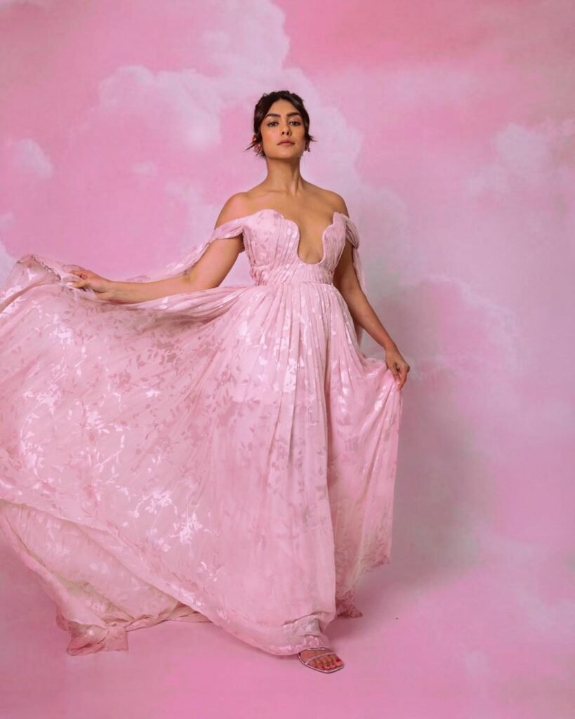 Mrunal Thakur : రీల్లోనే కాదు రియాల్టీలోనూ రాకుమారే mrunal-thakur-princess-in-dreamy-pink-strapless-gown