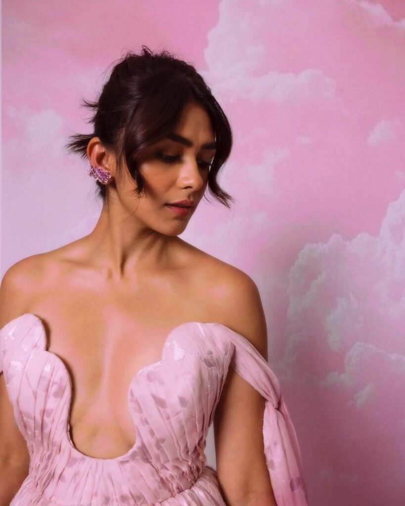 Mrunal Thakur : రీల్లోనే కాదు రియాల్టీలోనూ రాకుమారే mrunal-thakur-princess-in-dreamy-pink-strapless-gown