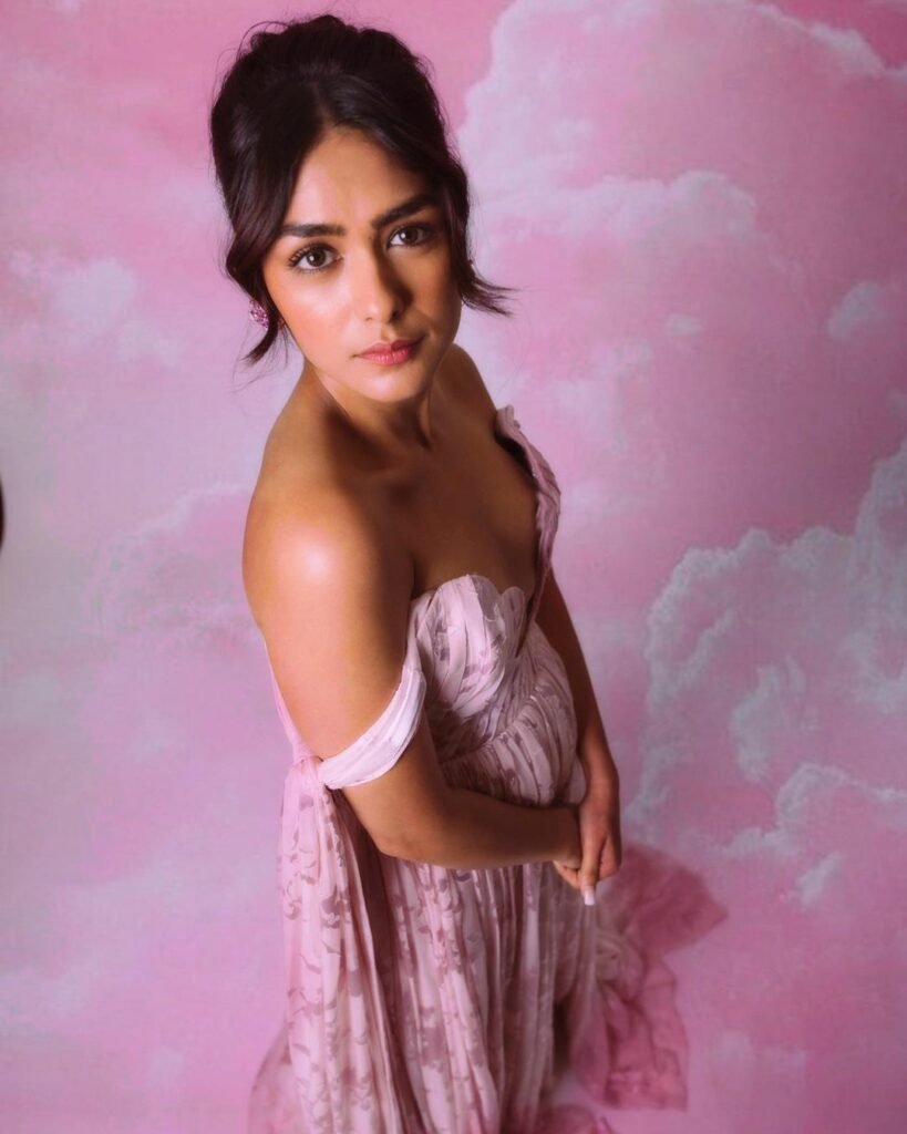 Mrunal Thakur : రీల్లోనే కాదు రియాల్టీలోనూ రాకుమారే mrunal-thakur-princess-in-dreamy-pink-strapless-gown