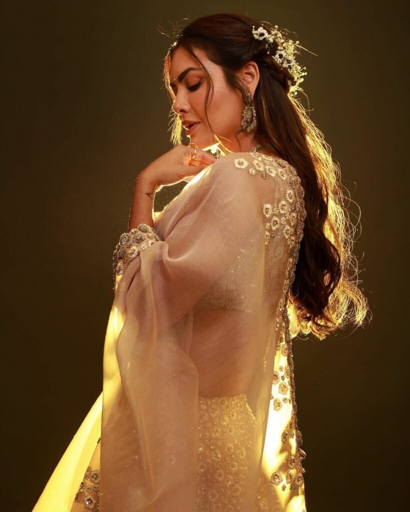 Esha Gupta : సూర్యుడే ముద్దాడే అందం ఈ చందమామ సొంతం esha-gupta-stunning-glamours-lehenga-set-looks-trending