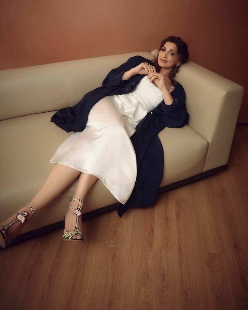 Sonali Bendre : క్యాన్సర్ను జయించి కత్తిలా మారిన మహేష్ హీరోయిన్ 2 sonali-bendre-mesmerising-looks-trending-in-social-media