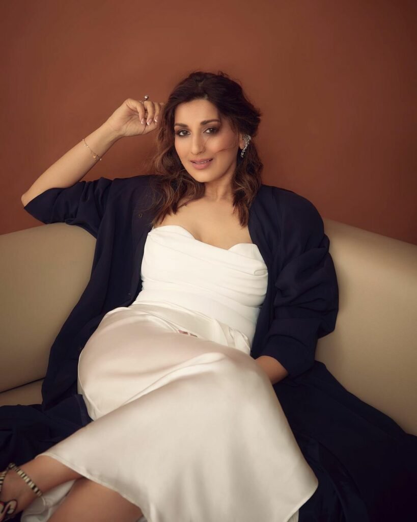 Sonali Bendre : క్యాన్సర్ను జయించి కత్తిలా మారిన మహేష్ హీరోయిన్ 3 sonali-bendre-mesmerising-looks-trending-in-social-media