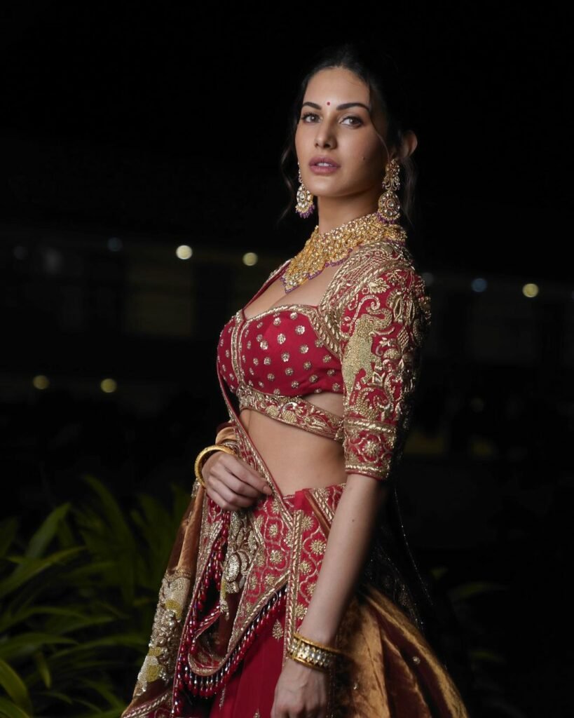 Amyra Dastur : అట్టా సూడకే...పిచ్చెక్కుతోంది యూత్కే 4 amyra-dastur-trending-glamours-lehenga-set-pics