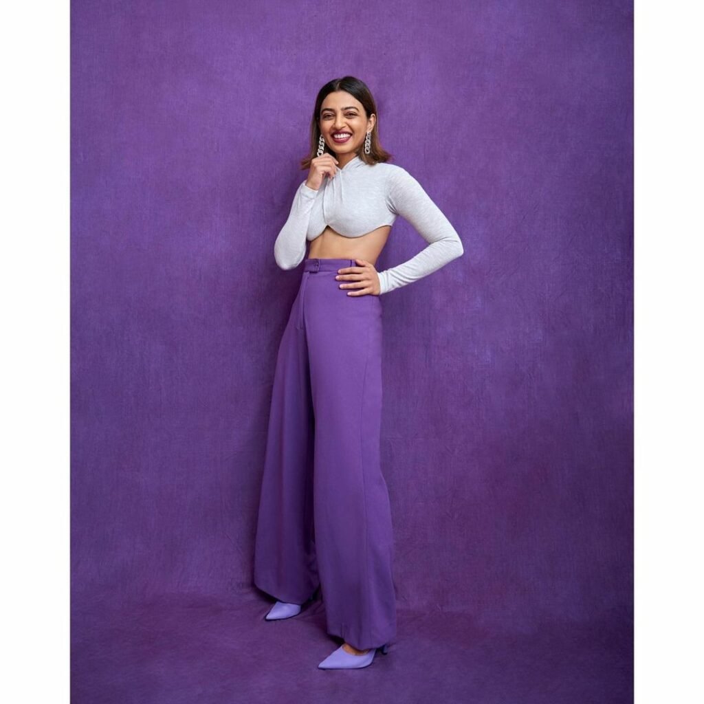 Radhika Apte : ఫ్యాషన్ విషయంలో తగ్గేదేలే అంటున్న బోల్డ్ స్టార్ radhika-apte-looks-super-glamours-in-purple-colour-coord-set