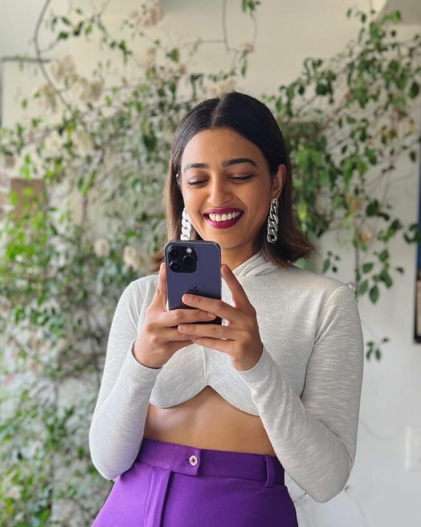 Radhika Apte : ఫ్యాషన్ విషయంలో తగ్గేదేలే అంటున్న బోల్డ్ స్టార్ radhika-apte-looks-super-glamours-in-purple-colour-coord-set